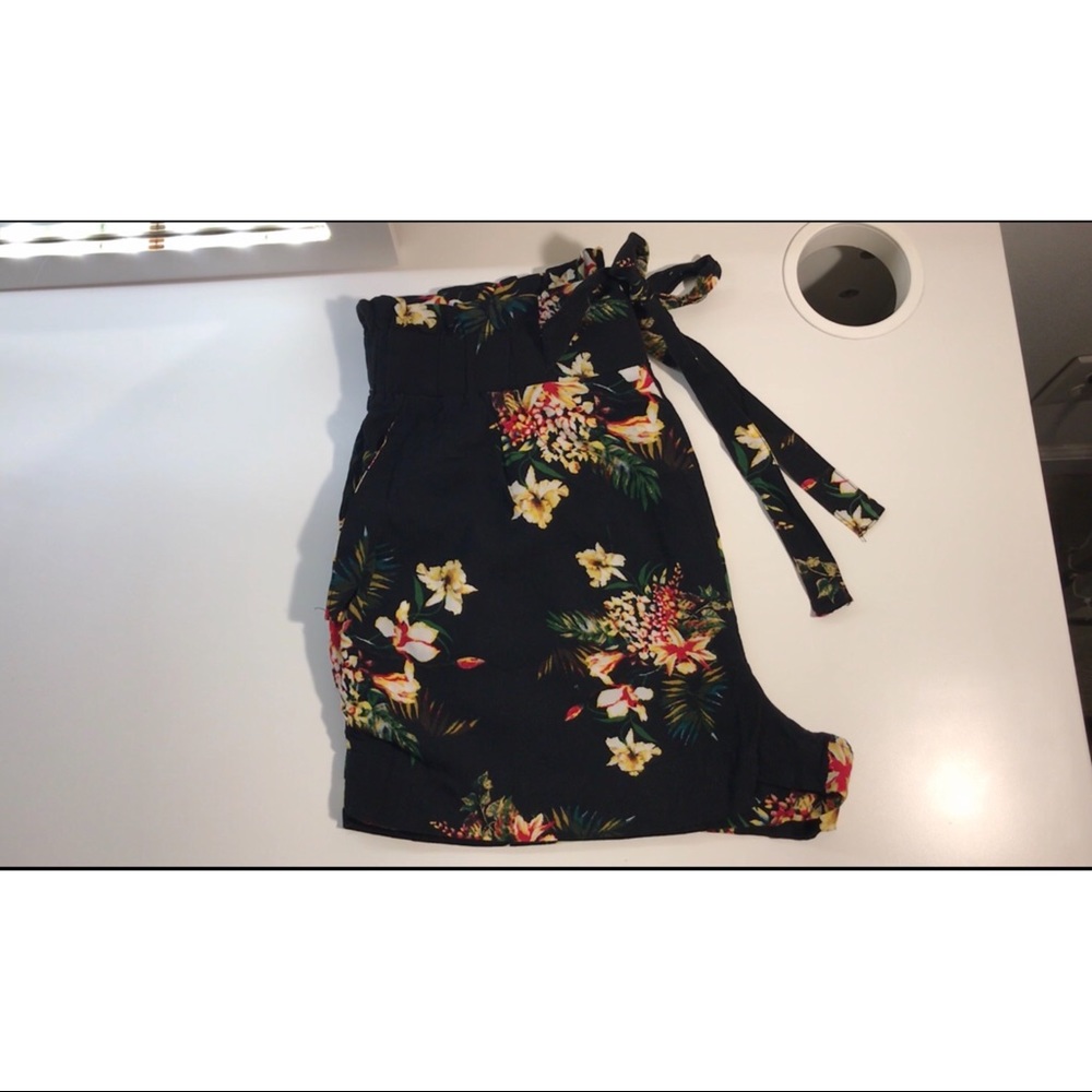 Shorts | Floral | Black | SIZE: S